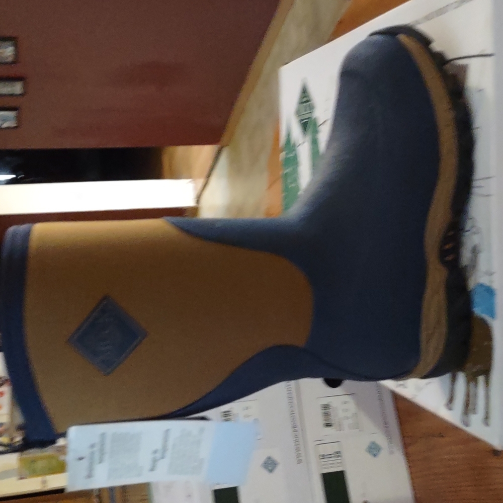 New in box muck boots kids rugged 2 navy/ tan  sz 11
